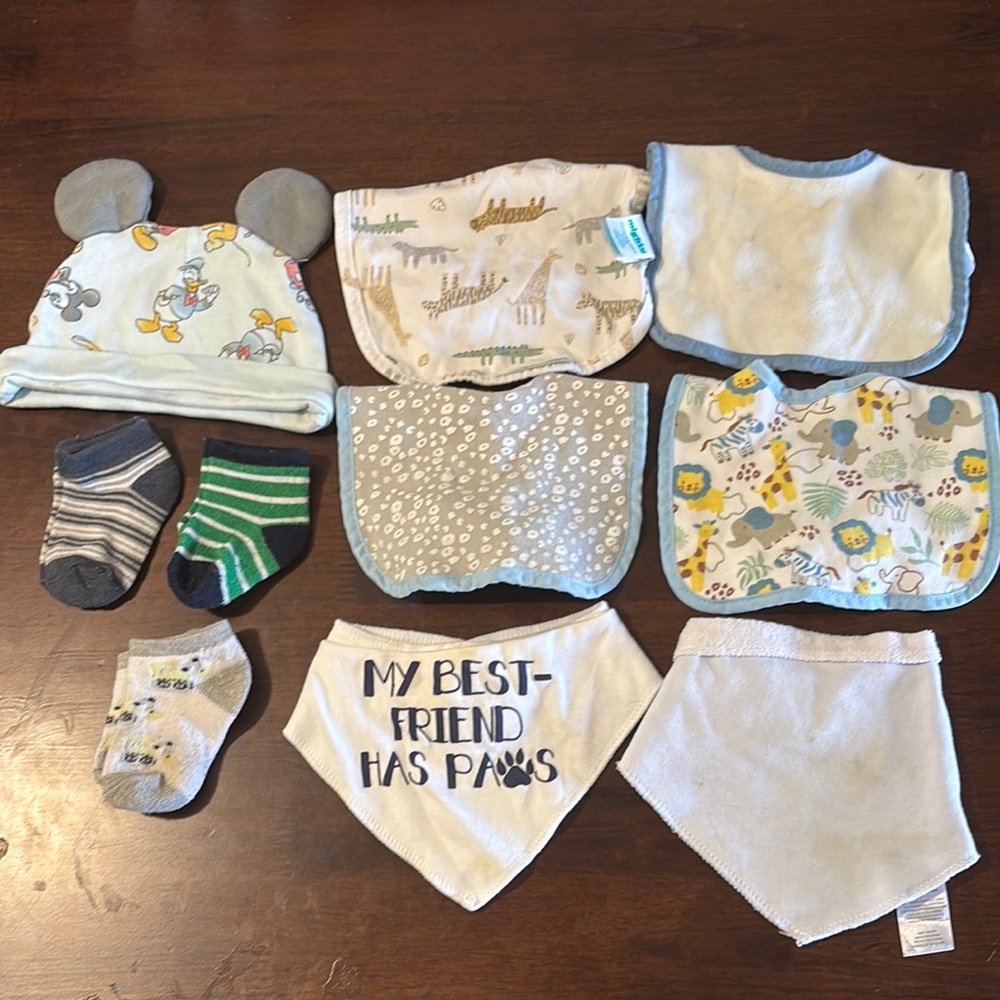 Baby Boy Messy Day Bundle – 6 Bibs + Hat + 3 Socks (Playwear)